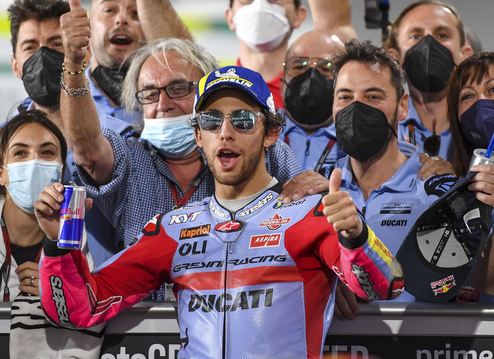 Bastianini celebra su triunfo en MotoGP.