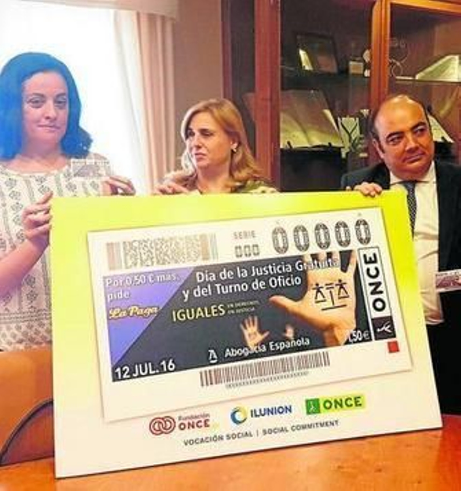 Carmen Bohollo, Carmen Aguilera y José Luis Garrido muestran el cupón que homenajea al Turno de Oficio.