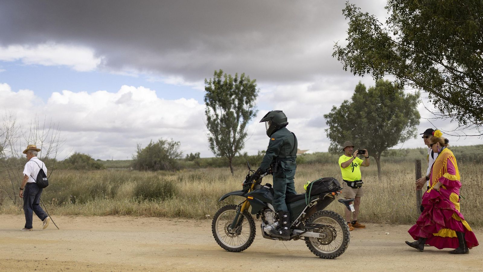 Un guardia civil entre romeros.