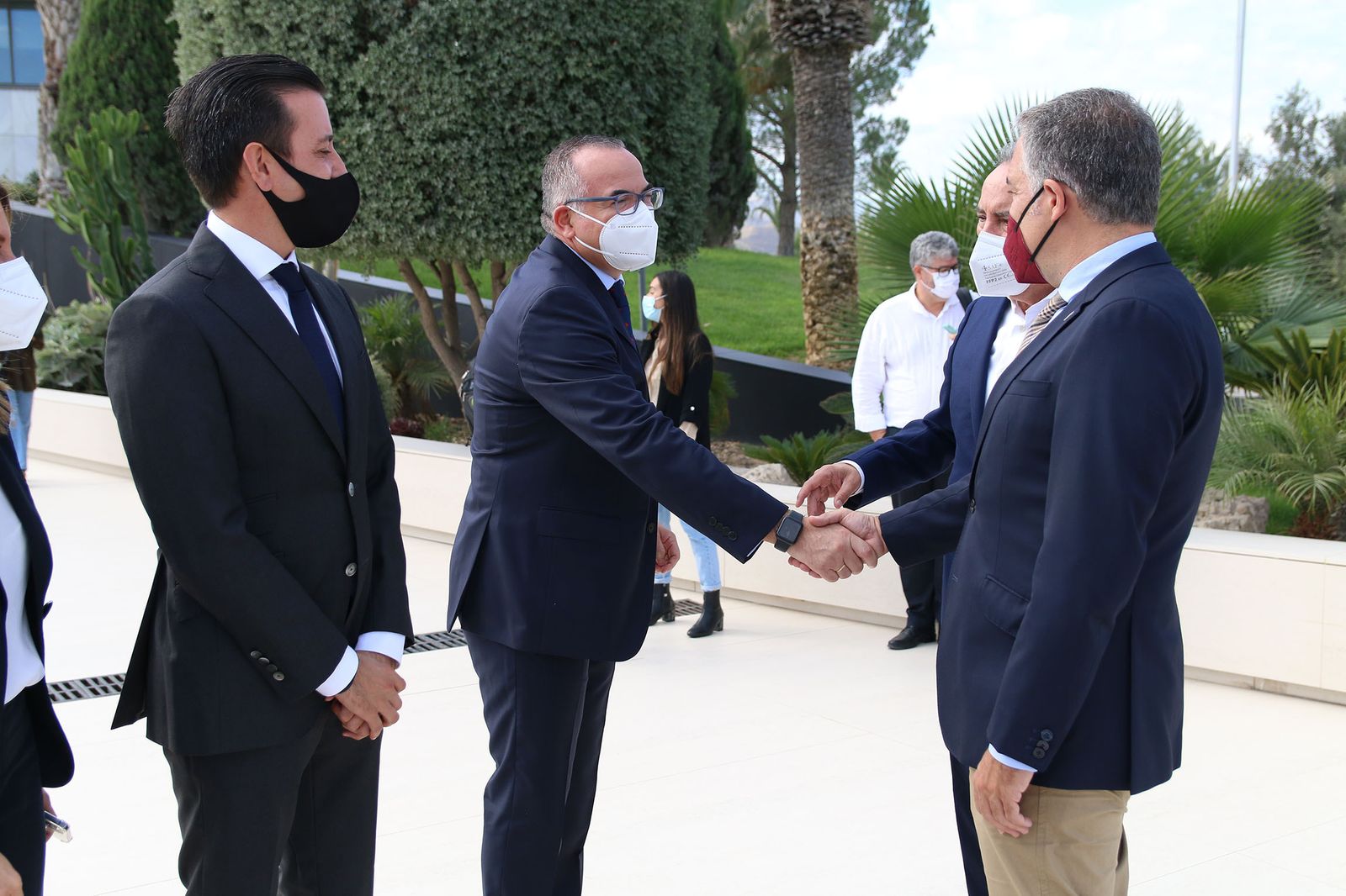 Las imágenes de la visita de Bendodo a Cosentino y la firma de la adenda con Extenda y la AEMA