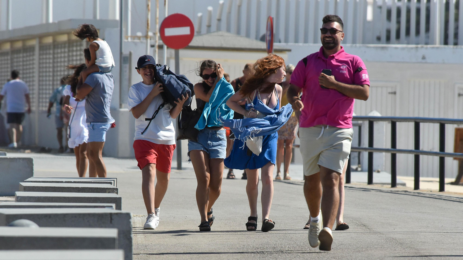 Un día de levante fuerte en Tarifa, en imágenes