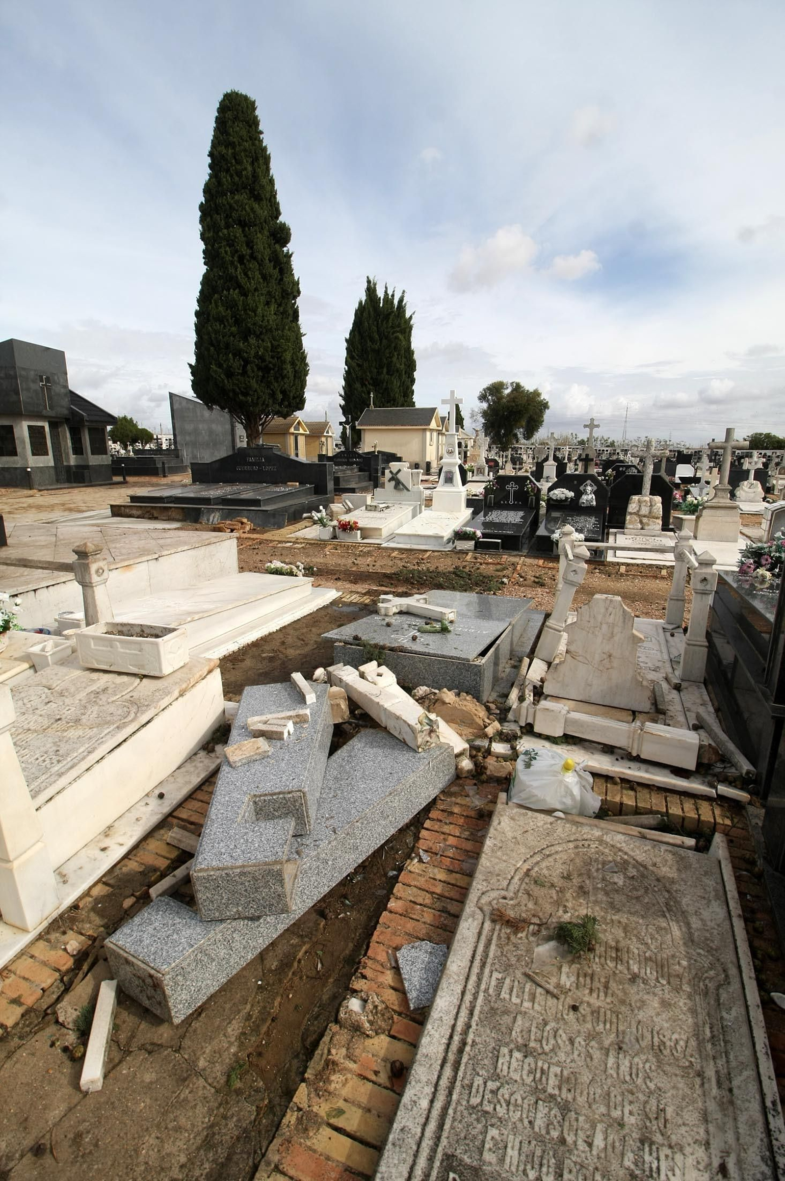 Imágenes del ambiente en el cementerio La Soledad, Huelva