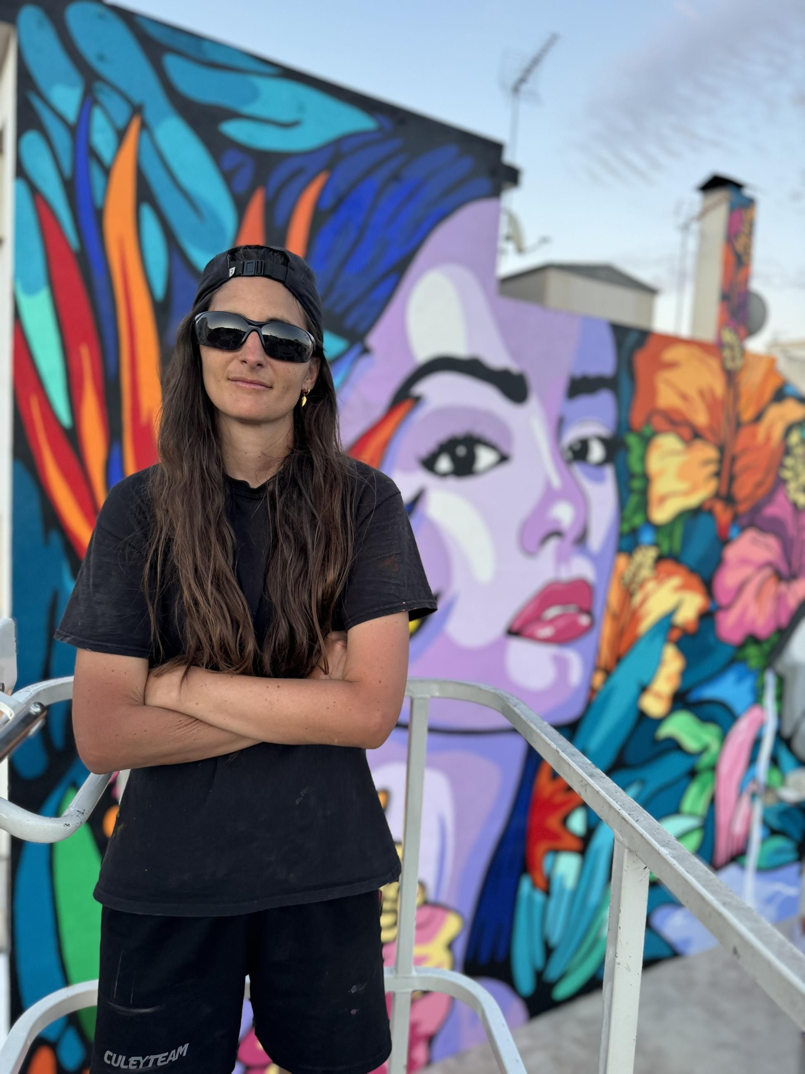 Bosska con su mural 'Ave del paraíso' de fondo en Torremolinos