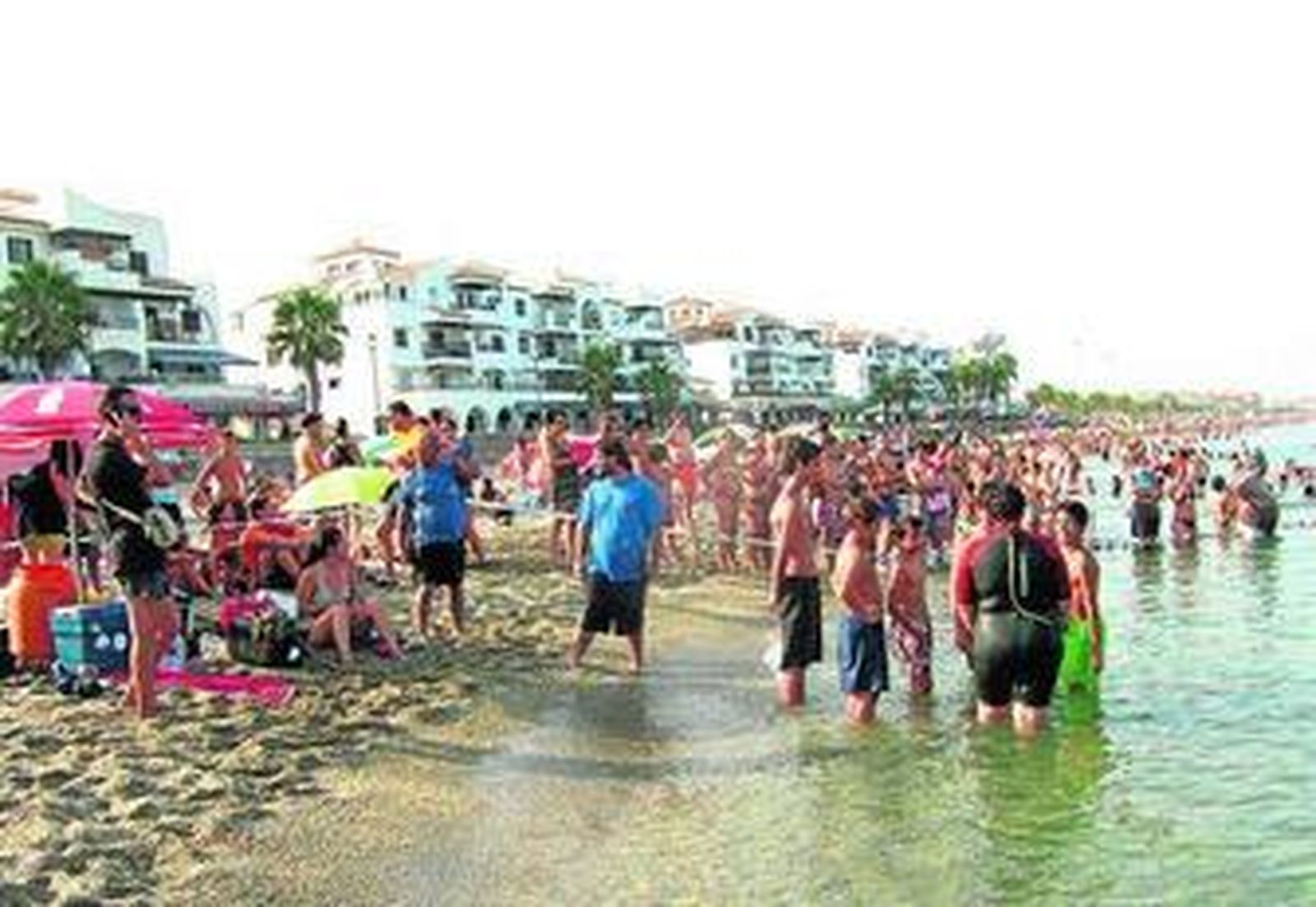 Las playas roqueteras han presentado este aspecto durante los meses estivales.