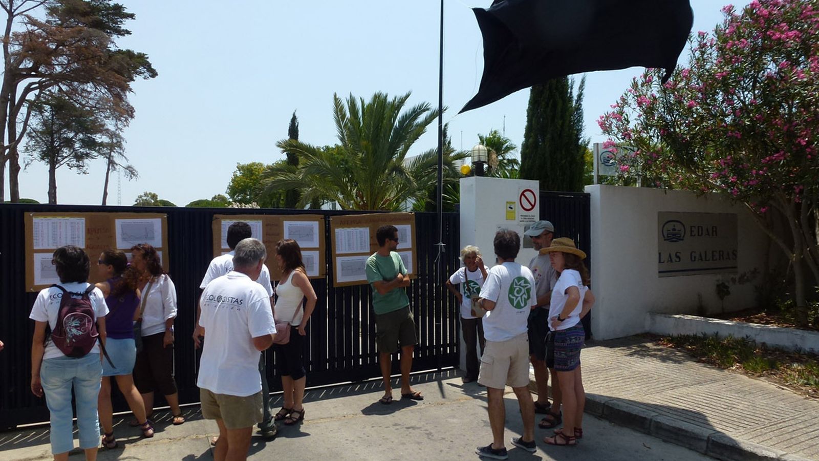 Una de las acciones reivindicativas de los ecologistas en la Estación Depuradora EDAR Las Galeras.