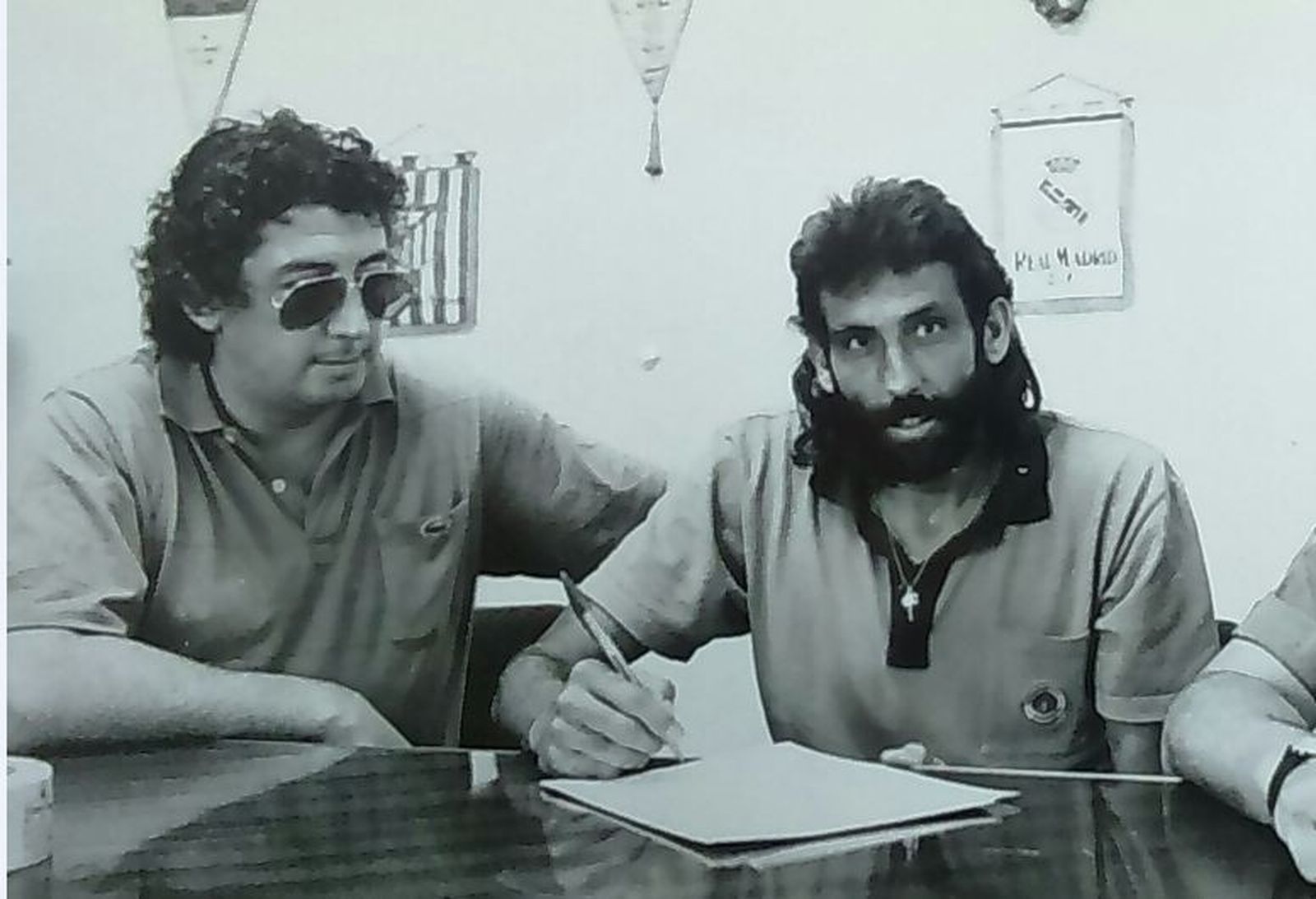 Mesa firma, junto a Manuel Monteagud, el contrato de uno de sus regresos a la Balona