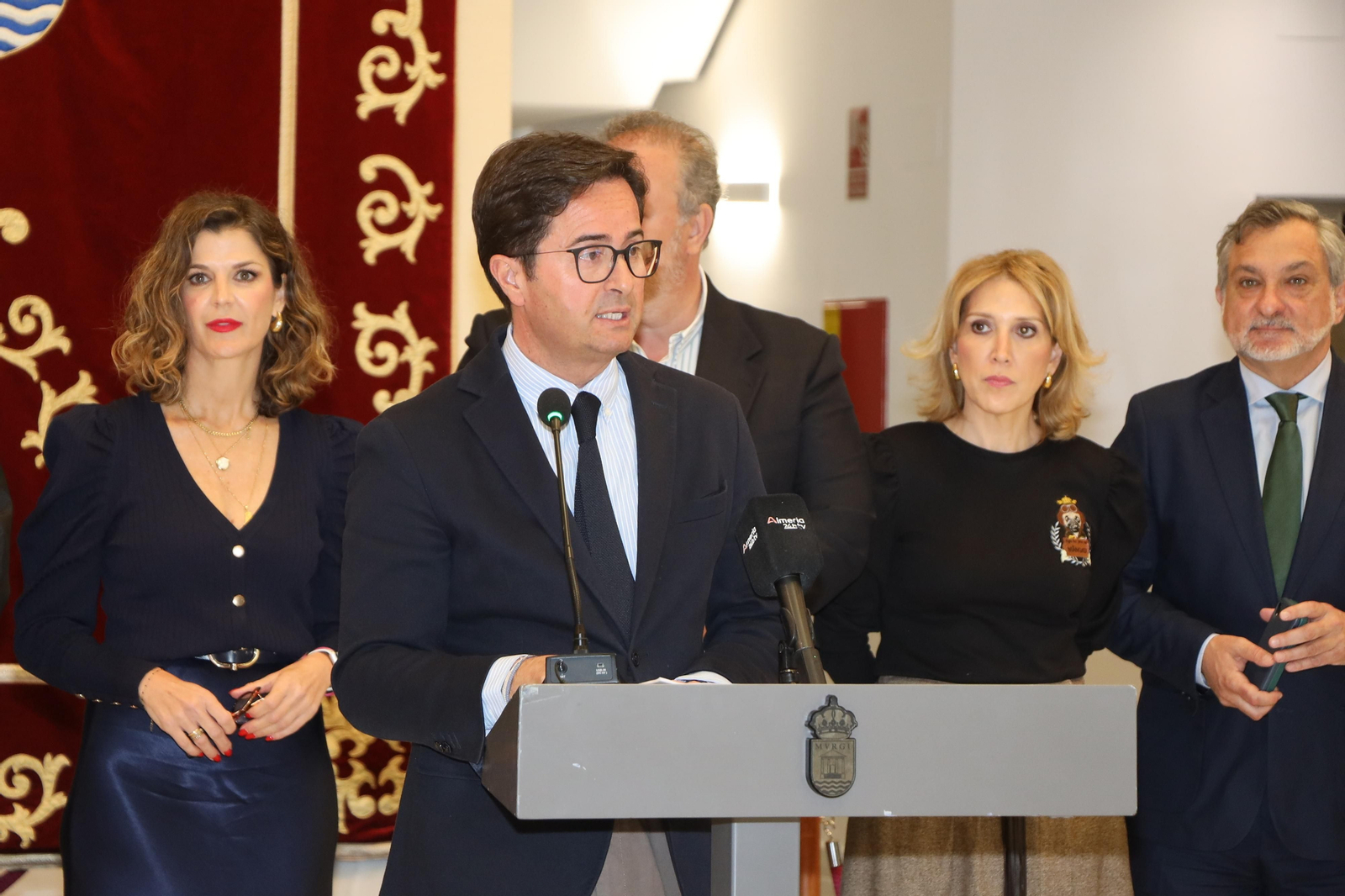 Francisco Góngora, alcalde ejidense, ha procedido a la lectura de un manifiesto en el Patio de Luces del Consistorio.