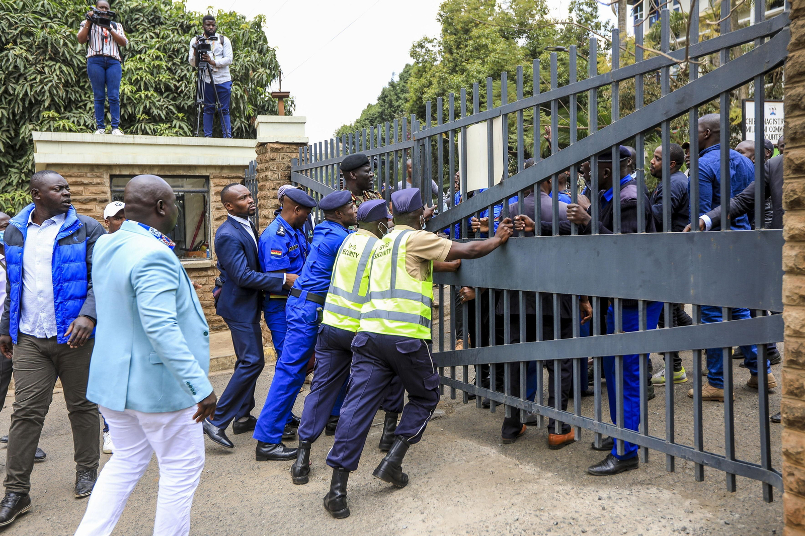 Policías y agentes de seguridad intentan contener a los seguidores del líder opositor en la Corte de Justicia de Nairobi.