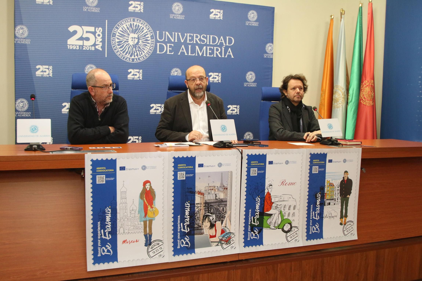 De izquierda a derecha, Francisco Joya;  Julián Cuevas y Tomás Lorenzanza, durante la presentación del programa Erasus de este curso