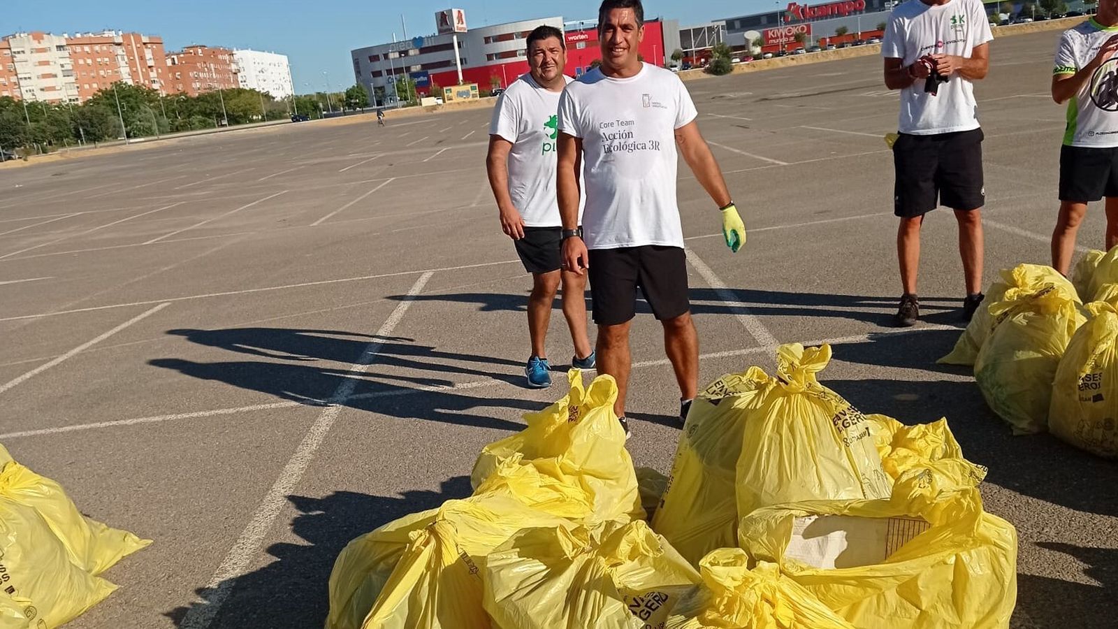 Algunos participantes con parte de las bolsas llenas de residuos.