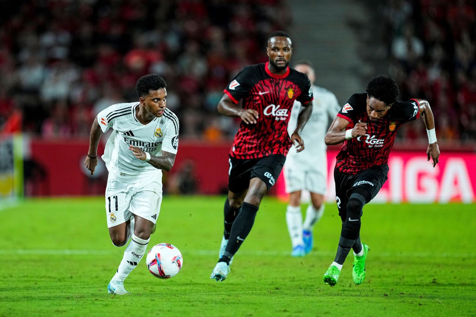 Rodrygo, goleador madridista, corre delante de Mojica.