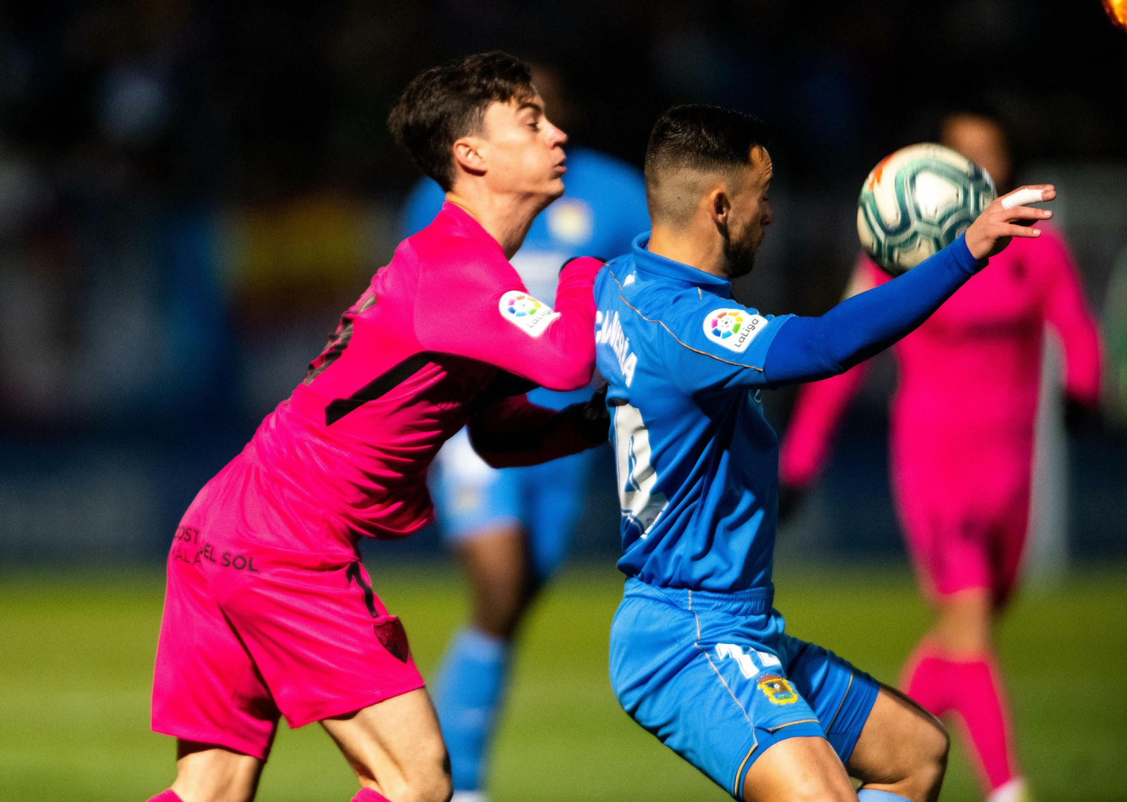 Juanpi pelea por un esférico en el Fuenlabrada - Málaga CF.