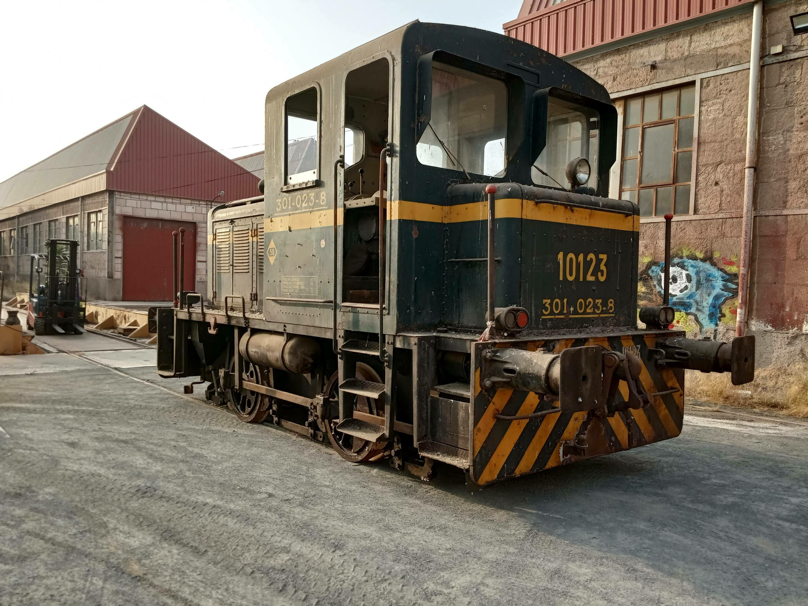 La locomotora 'Memé' en el anexo al lado de la Estación Intermodal de Almería
