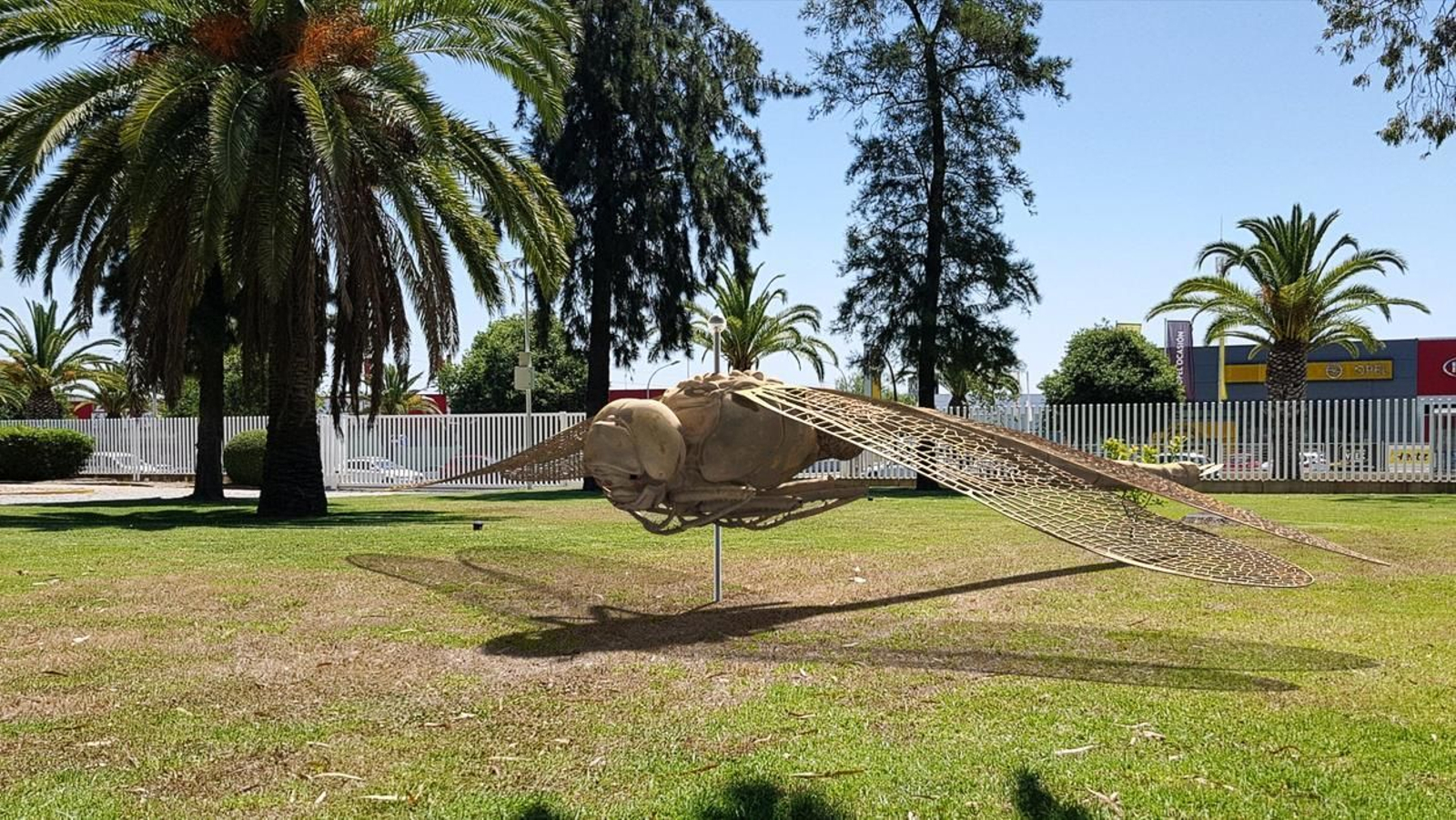 Imagen virtual de la escultura según la disposición ideada por Pulido en los jardines del campus de El Carmen, frente al Comedor Universitario y junto a la Avenida de las Fuerzas Armadas.