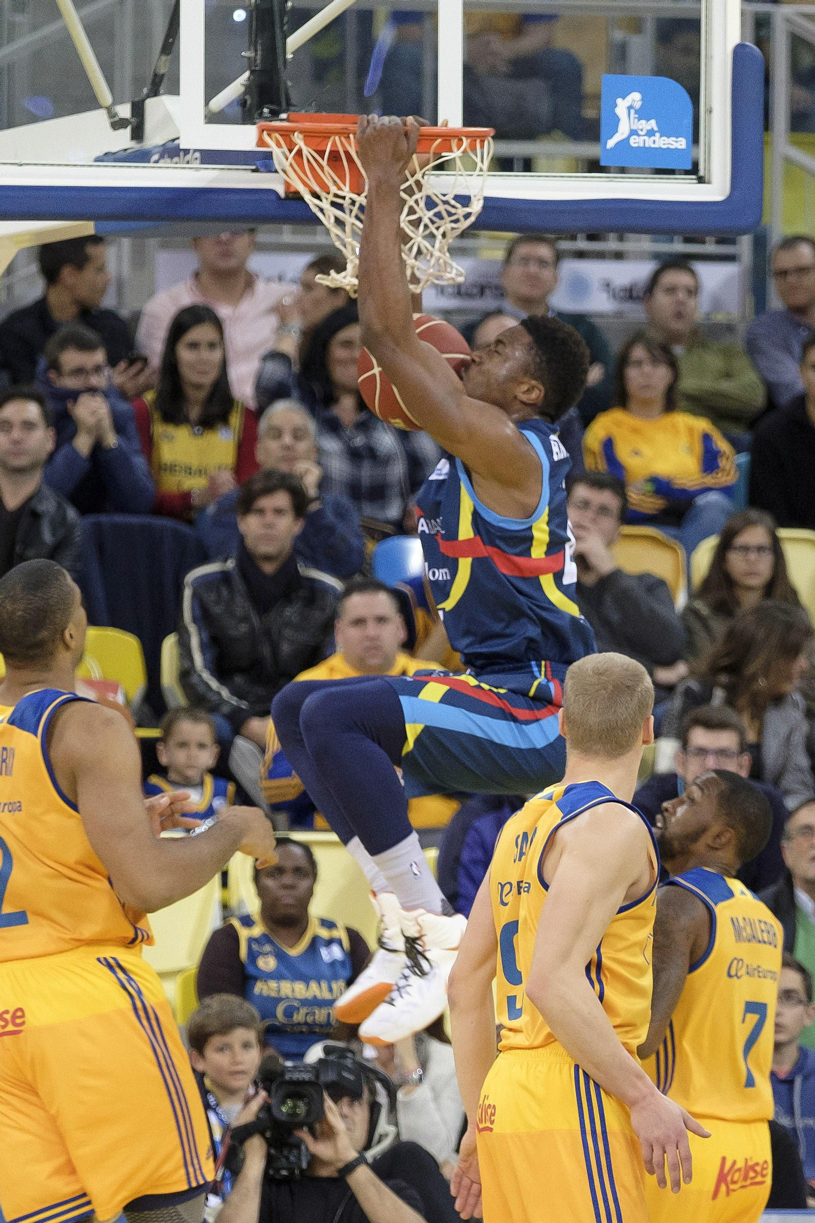 El jugador del Andora Antetokounmpo machaca en la canasta grancanaria.