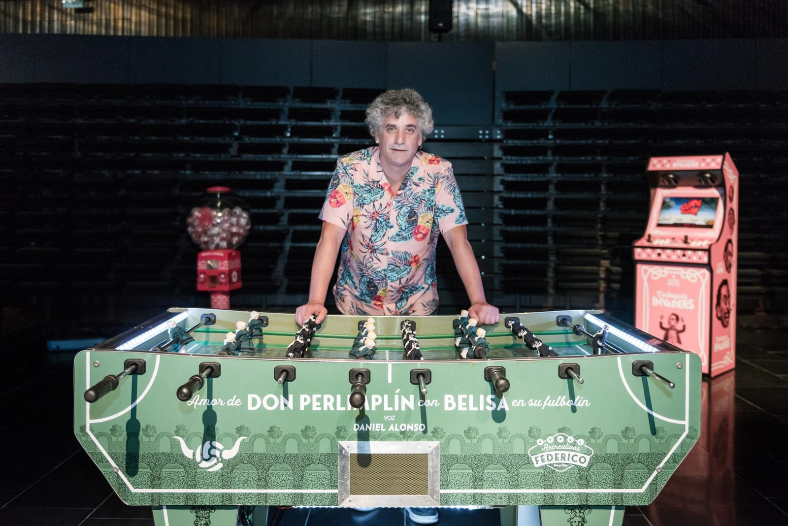 Álex Peña, artífice de 'Recreativos Federico', rodeado de las máquinas recreativas que se exhiben en el Teatro Central.