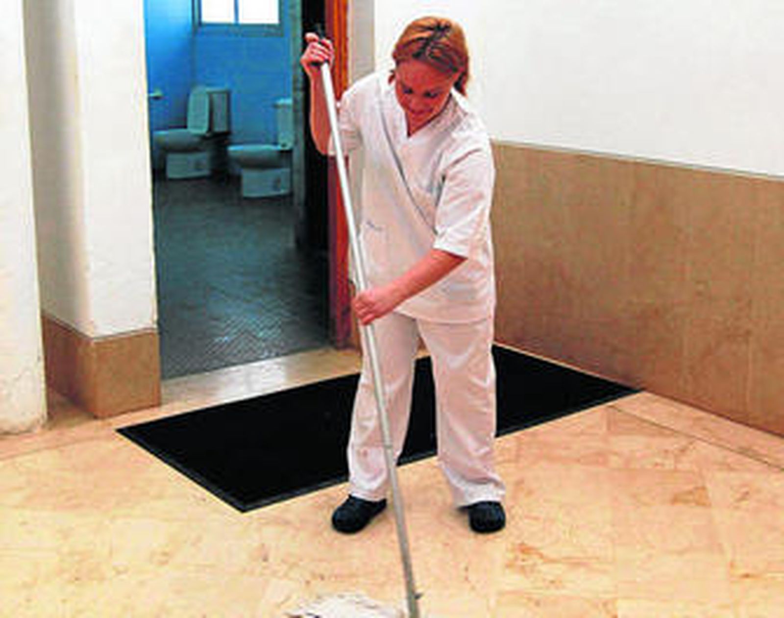 María del Mar Galdeano trabaja en tareas de limpieza.