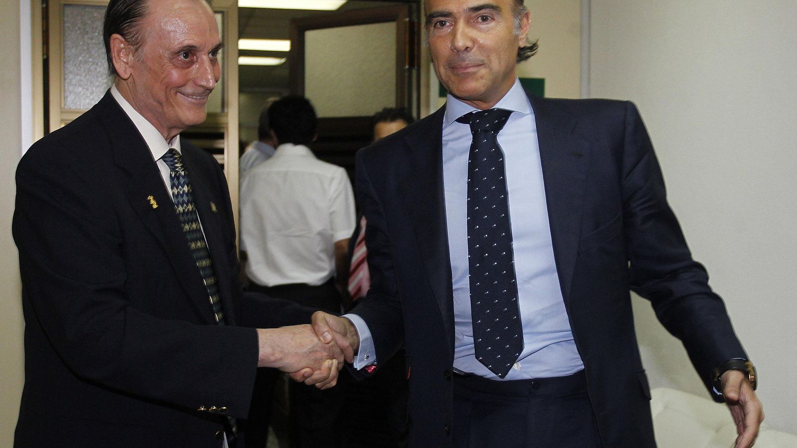 Lopera y Luis Oliver se saludan.