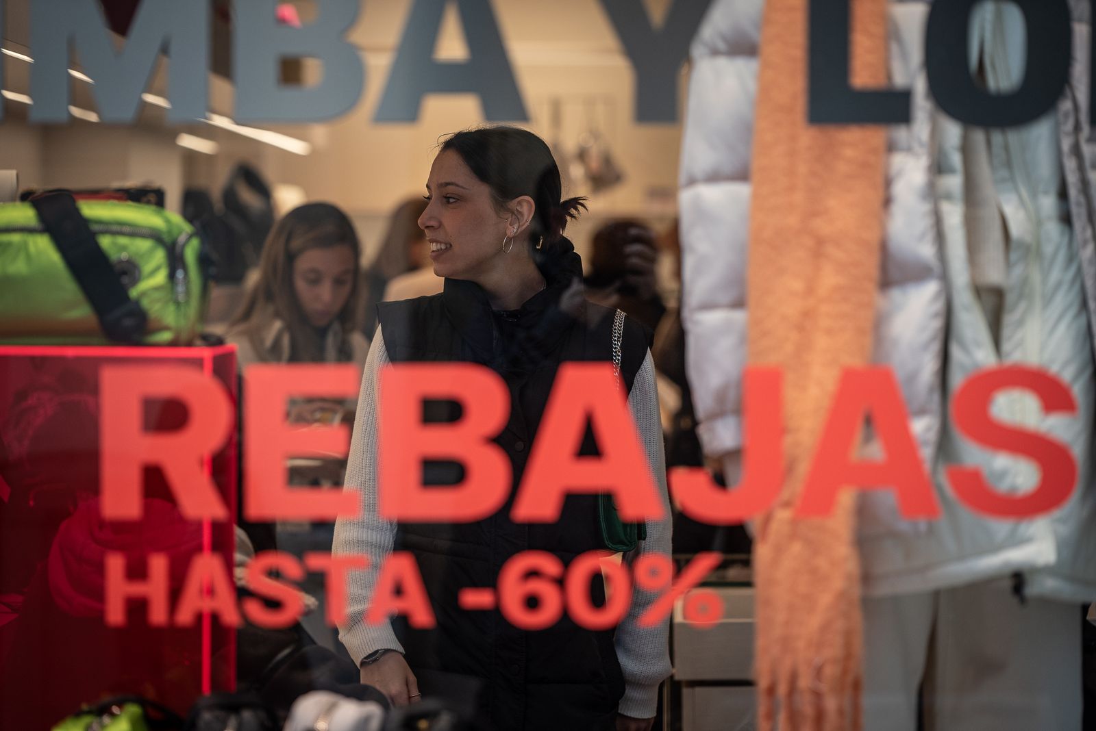 Imágenes del primer día de rebajas en los comercios de Huelva