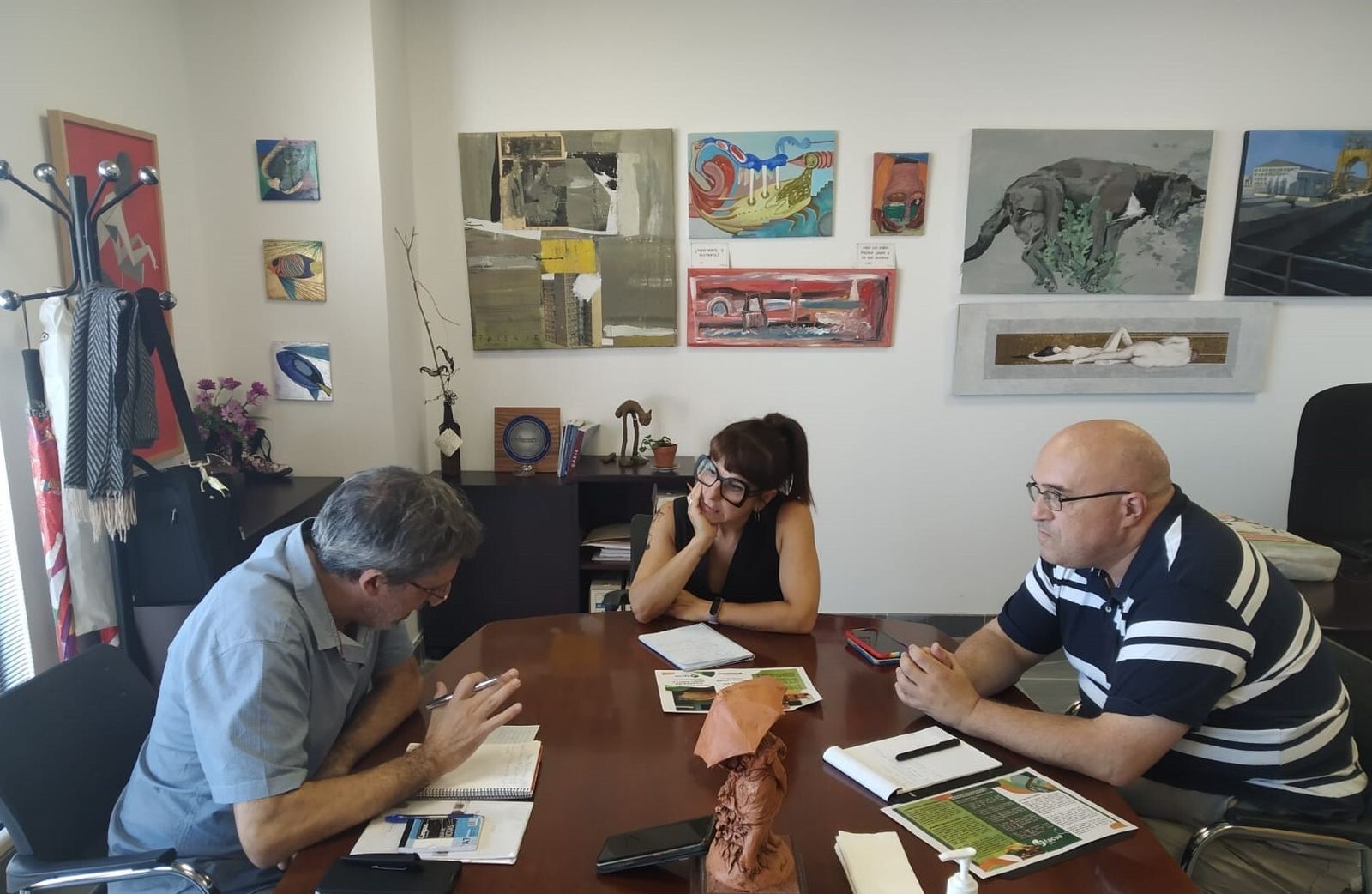 La concejala de Turismo, Montemayor Mures, se reúne con los representantes de Facua Cádiz.