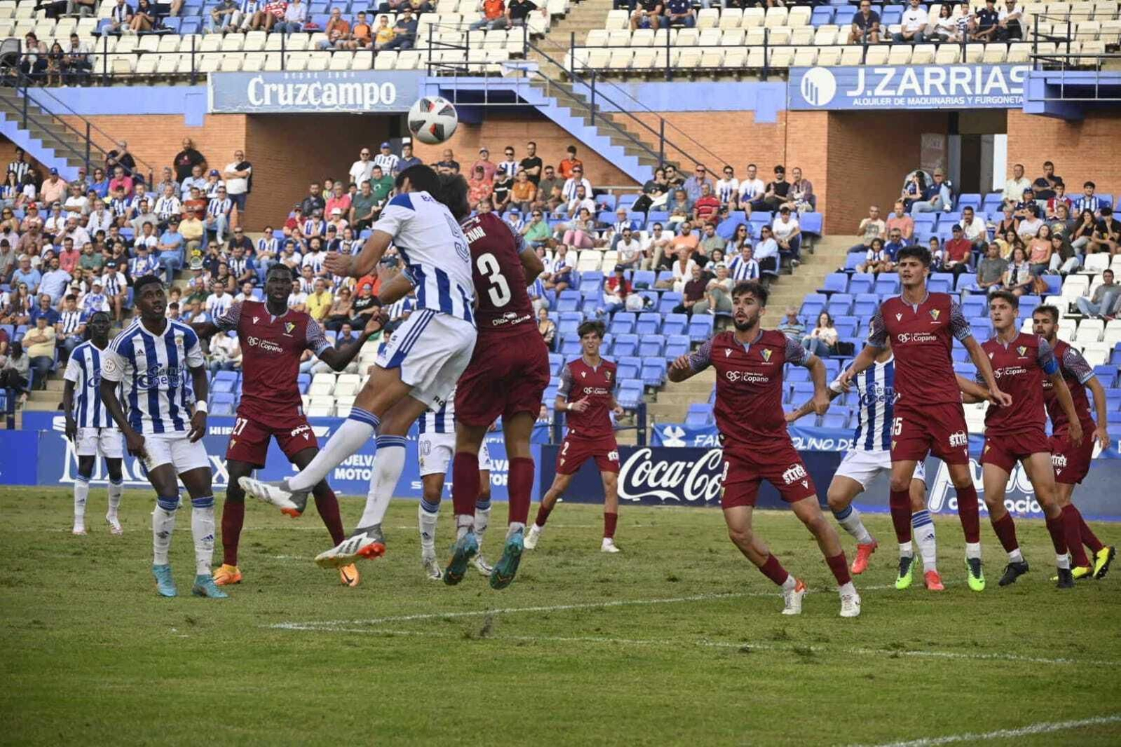 Bernardo y Genar, en plena lucha aérea durante un lance del partido.