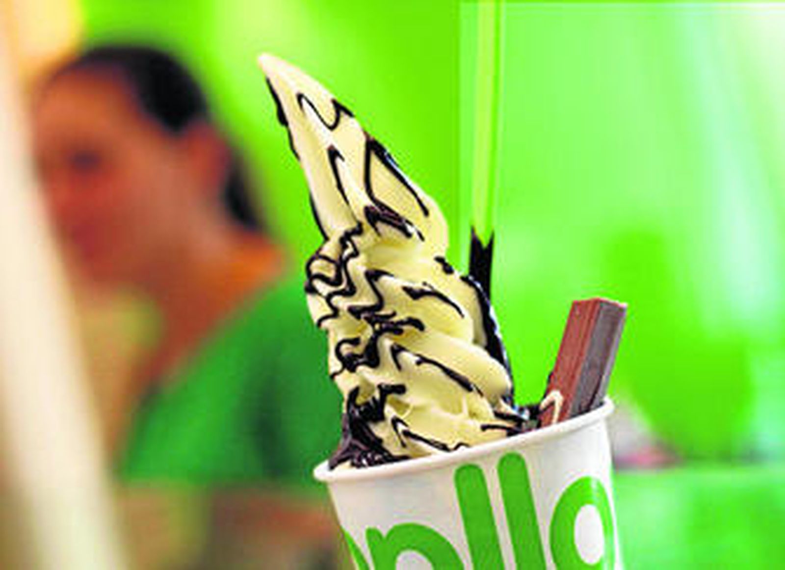 Los clientes pueden combinar su yogurt con diversos ingredientes.