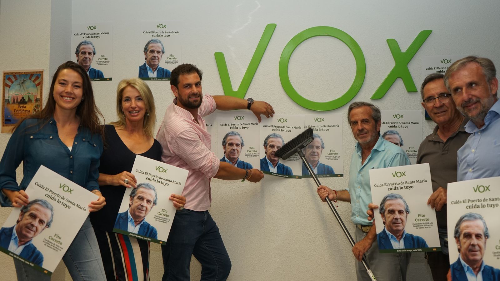 La pegada de carteles de Voz, anoche.