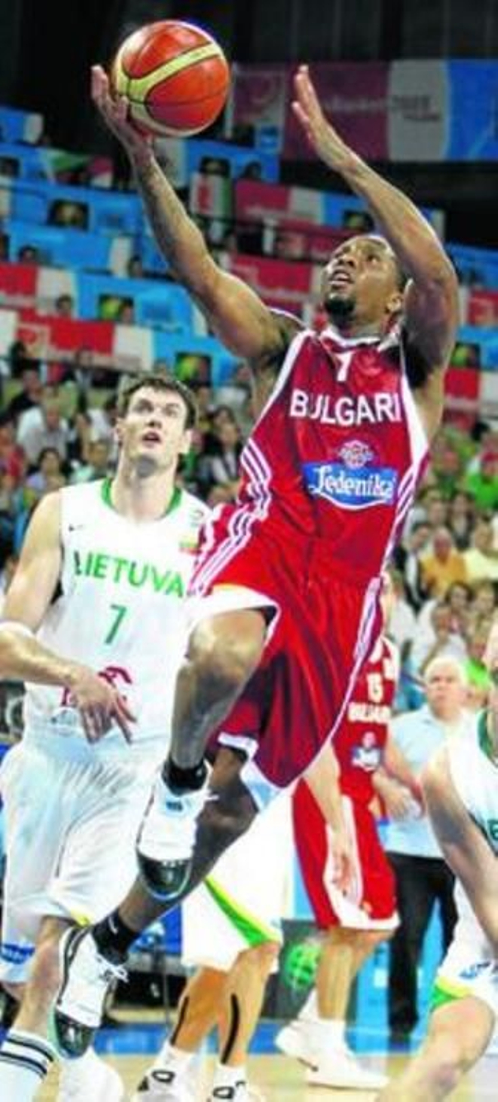 Rowland, en un partido con Bulgaria. Rowland, en un partido con Bulgaria.