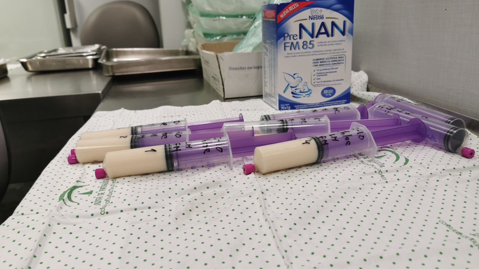 Leche materna preparada para los bebés prematuros que no pueden ser amamantados por sus madres