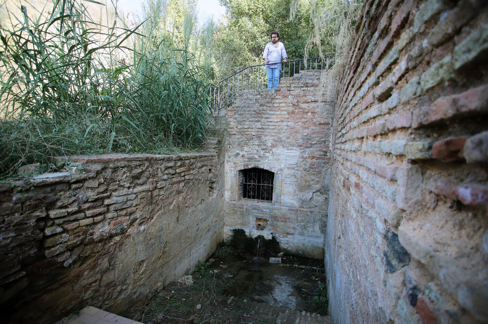 Imágenes de la visita guiada a la Fuente Vieja de Huelva por el arquitecto Francisco Javier López