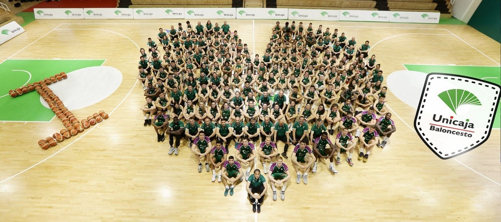 Todos los miembros del Unicaja posan en Los Guindos.