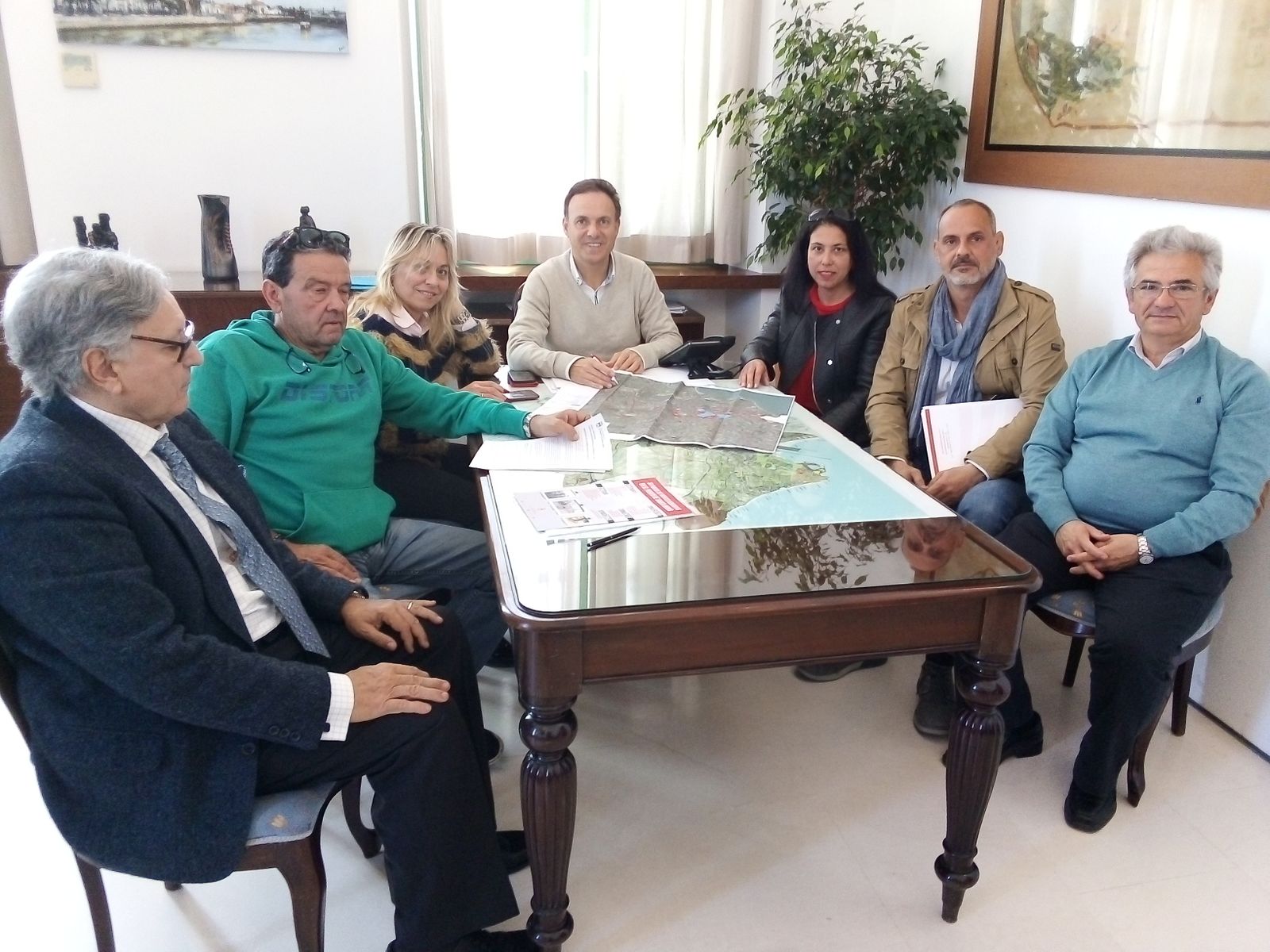 La reunión en Alcaldía de los vecinos de Hacienda Dos Palmeras con el alcalde.