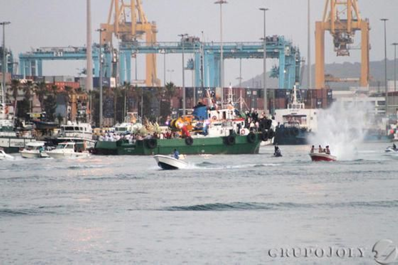 Vista de los barcos acudiendo a ver a la virgen del Carmen en Algeciras.

Foto: Fran Montes.