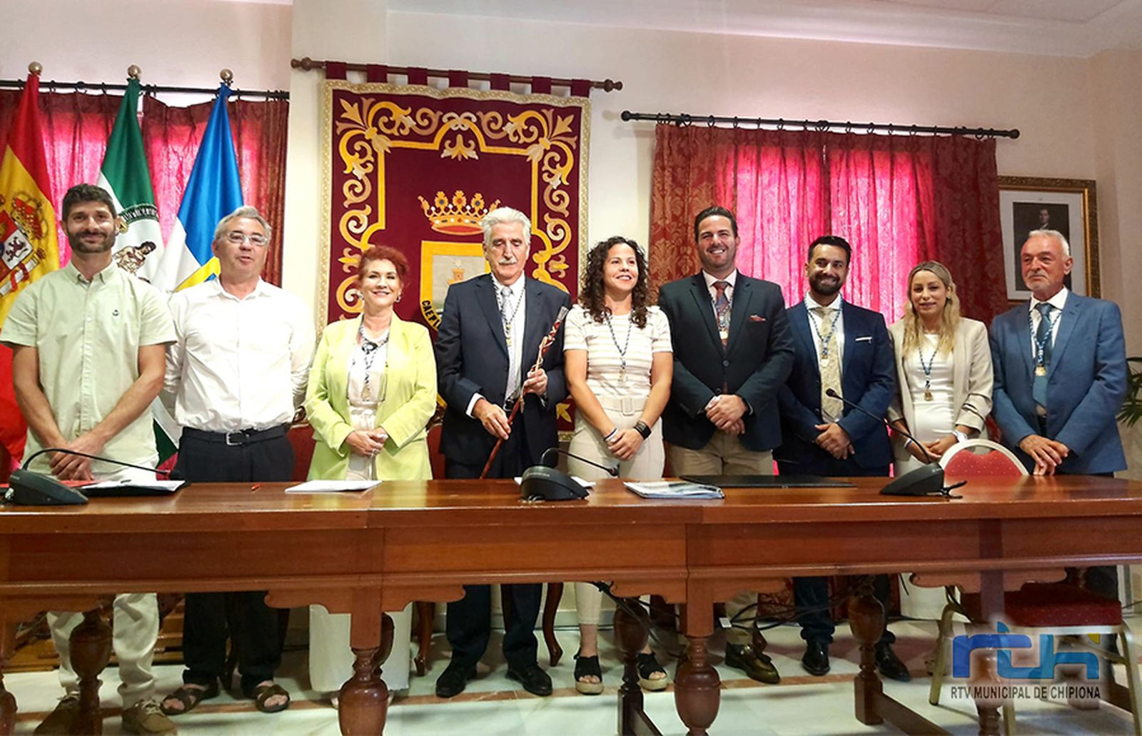 El alcalde de Chipiona, con los concejales del nuevo Gobierno municipal.