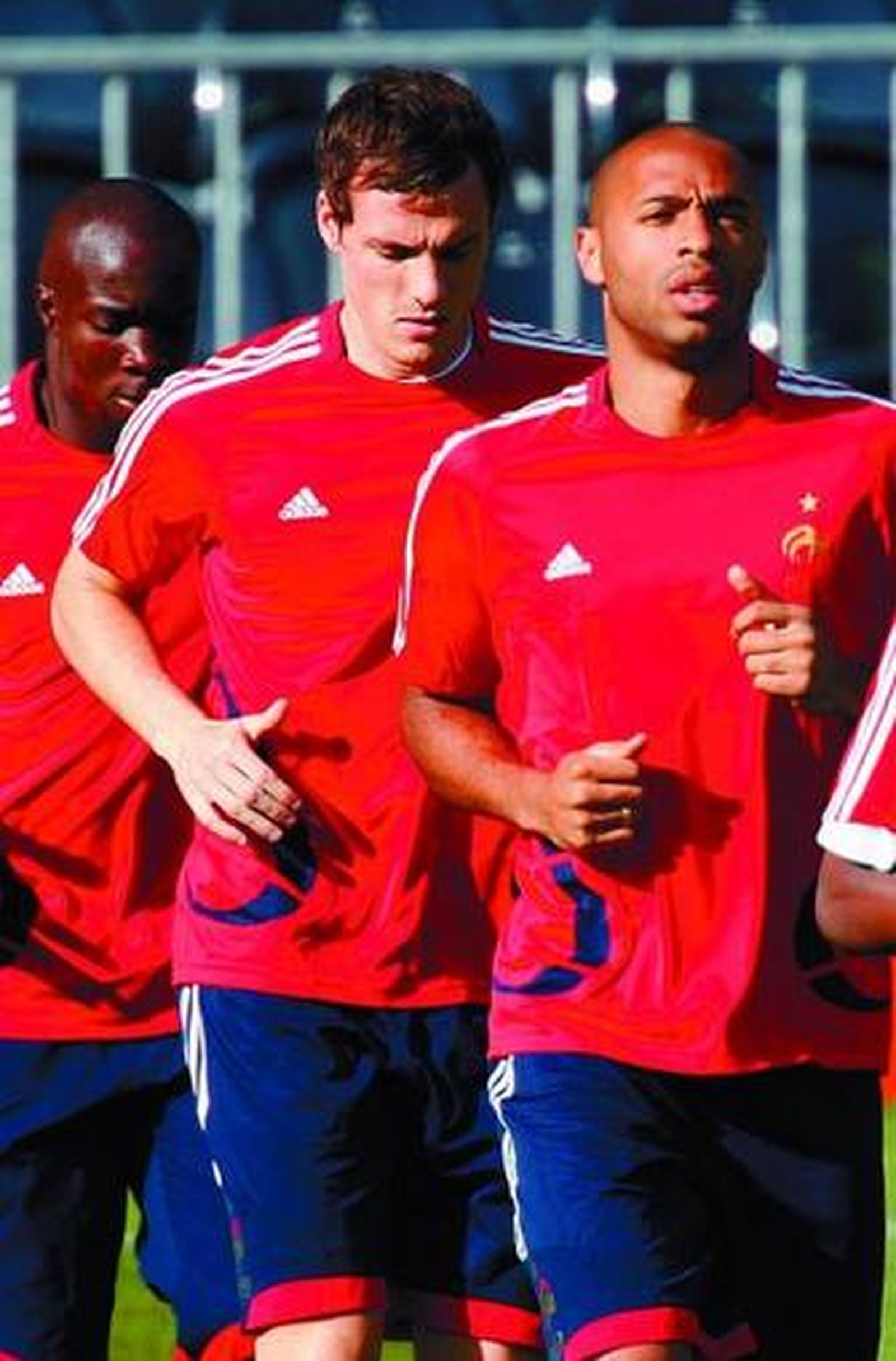 Squillaci corre tras Henry durante la Eurocopa.