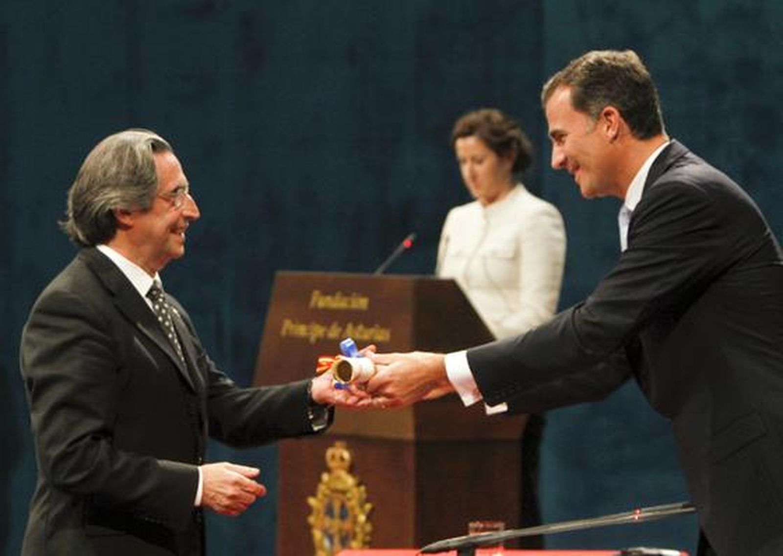 El Príncipe entrega al director de orquesta italiano Riccardo Mutti el premio de las Artes. / EFE