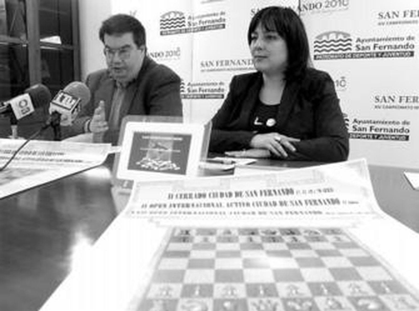 El presidente de la Peña Ajedrecística Isleña, Antonio Herrera, junto a Susana Rocamonde.