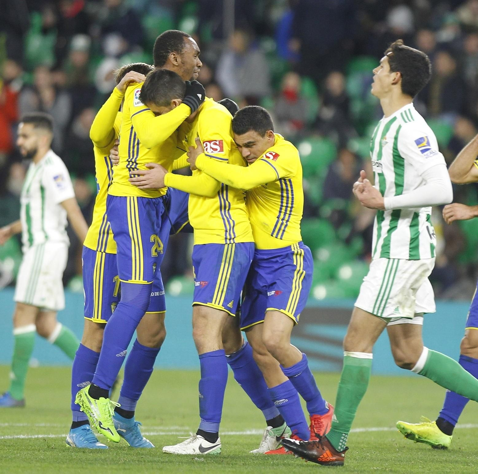 Abdullah (i) y Dani Romera abrazan a Kecojevic en el Betis-Cádiz de Copa del Rey.