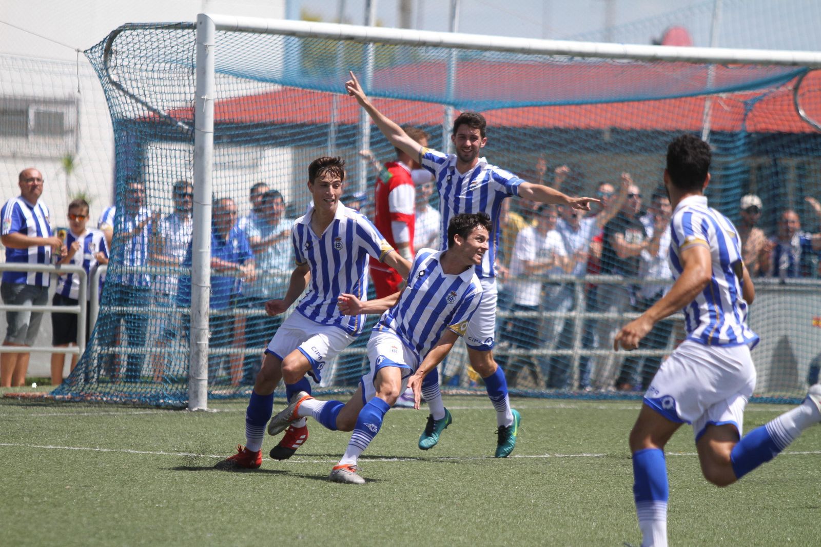1. Salvi Moya celebra el primer tanto del encuentro seguido por sus compañeros, un tanto que abrió la cuenta de la mañana en la Ciudad Deportiva. 2. A pesar de no jugarse nada el Ceuta planteó un encuentro serio que obligó a los recreativistas a emplearse a fondo para lograr la victoria 3. Un golazo de Alan antes del descanso puso el 2-0 en el marcador.