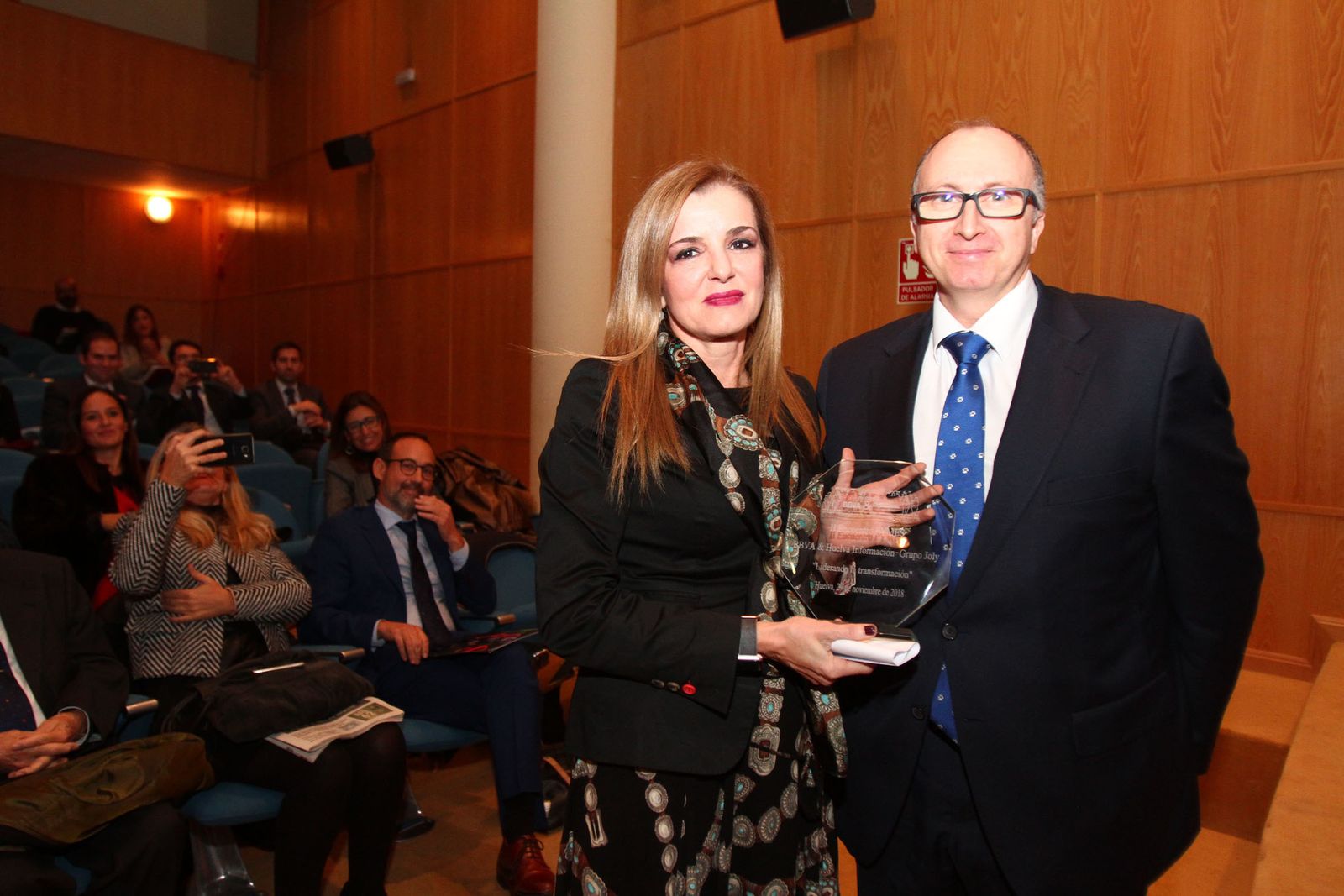 La socia y responsable de Calidad de Transromán, Maria José Román, posa con el premio entregado por el coordinador de Recursos y Servicios para empresas de la Regional Sur de BBVA, Carlos Risquez.
