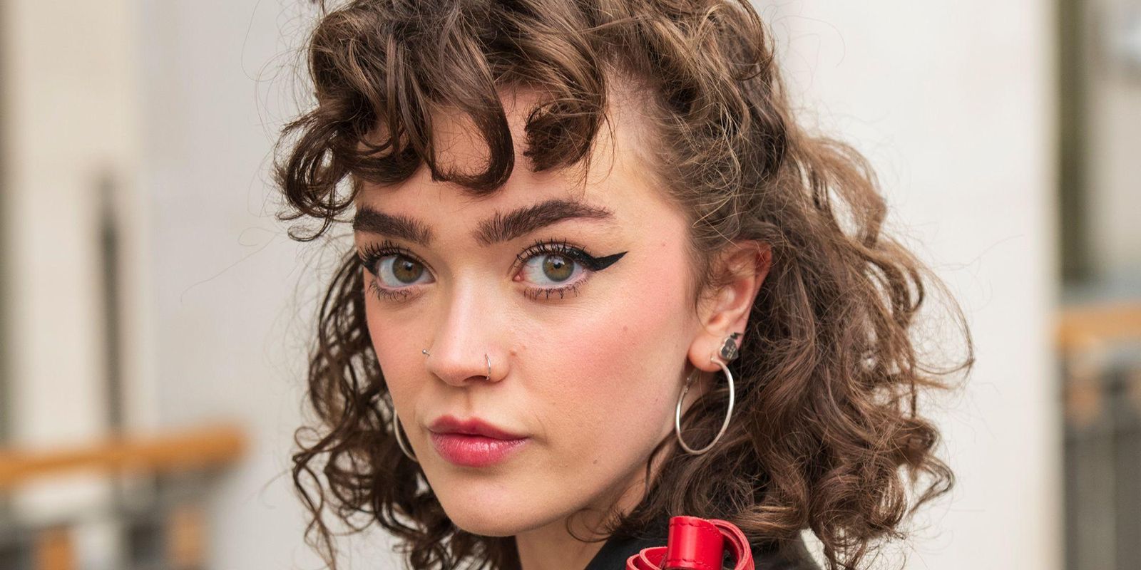 Peinados para pelo rizado fáciles y rápido para presumir de ondas este verano