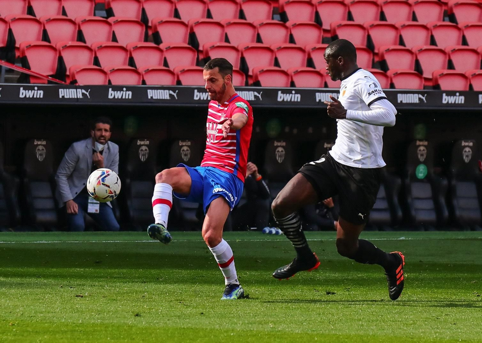 Soldado golpea el balón con el exterior de la bota.