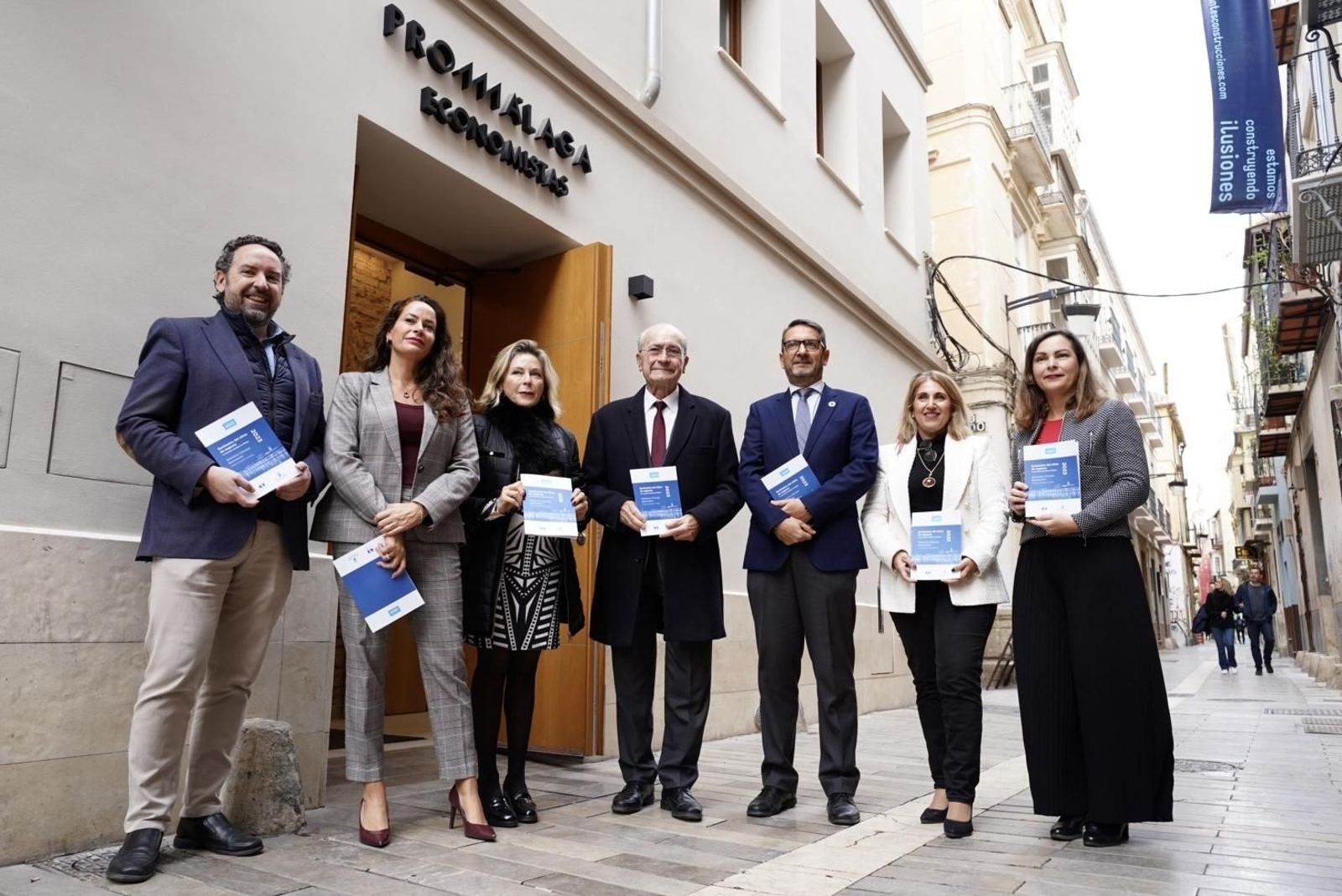 Las autoridades, con el alcalde de Málaga en el centro, presentan el Barómetro del Clima de Negocio. Las autoridades, con el alcalde de Málaga en el centro, presentan el Barómetro del Clima de Negocio.