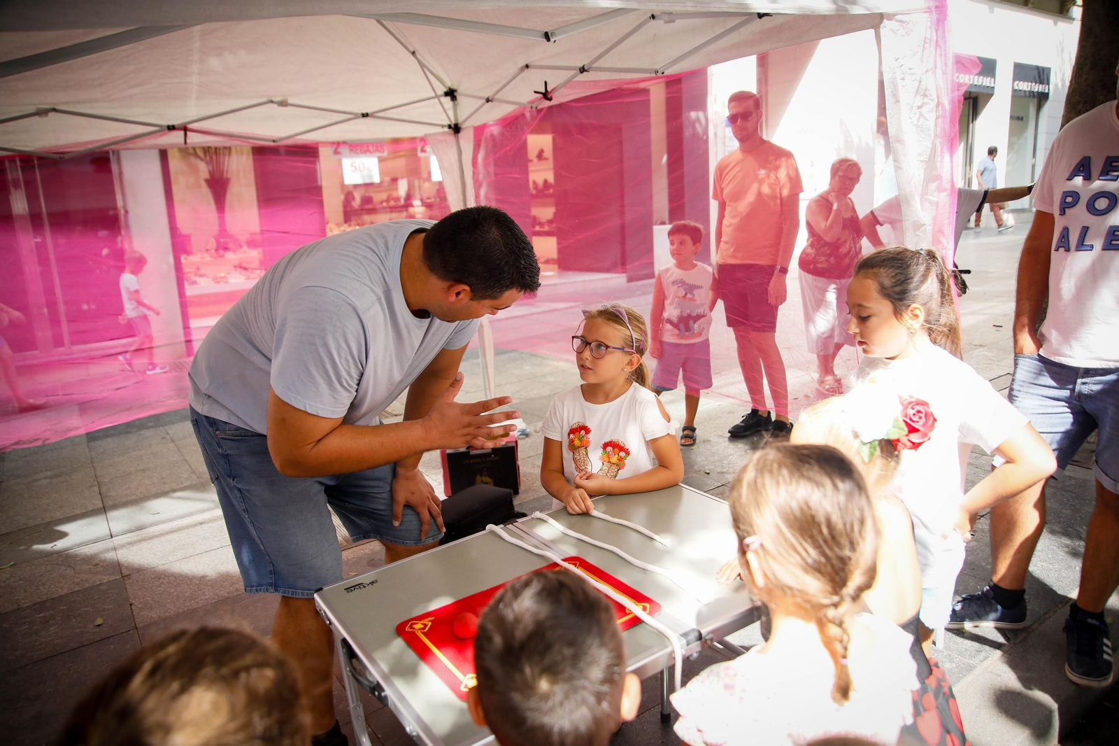 Las mejores imágenes del espectáculo 'Magia en la Calle' en el Paseo de Almería