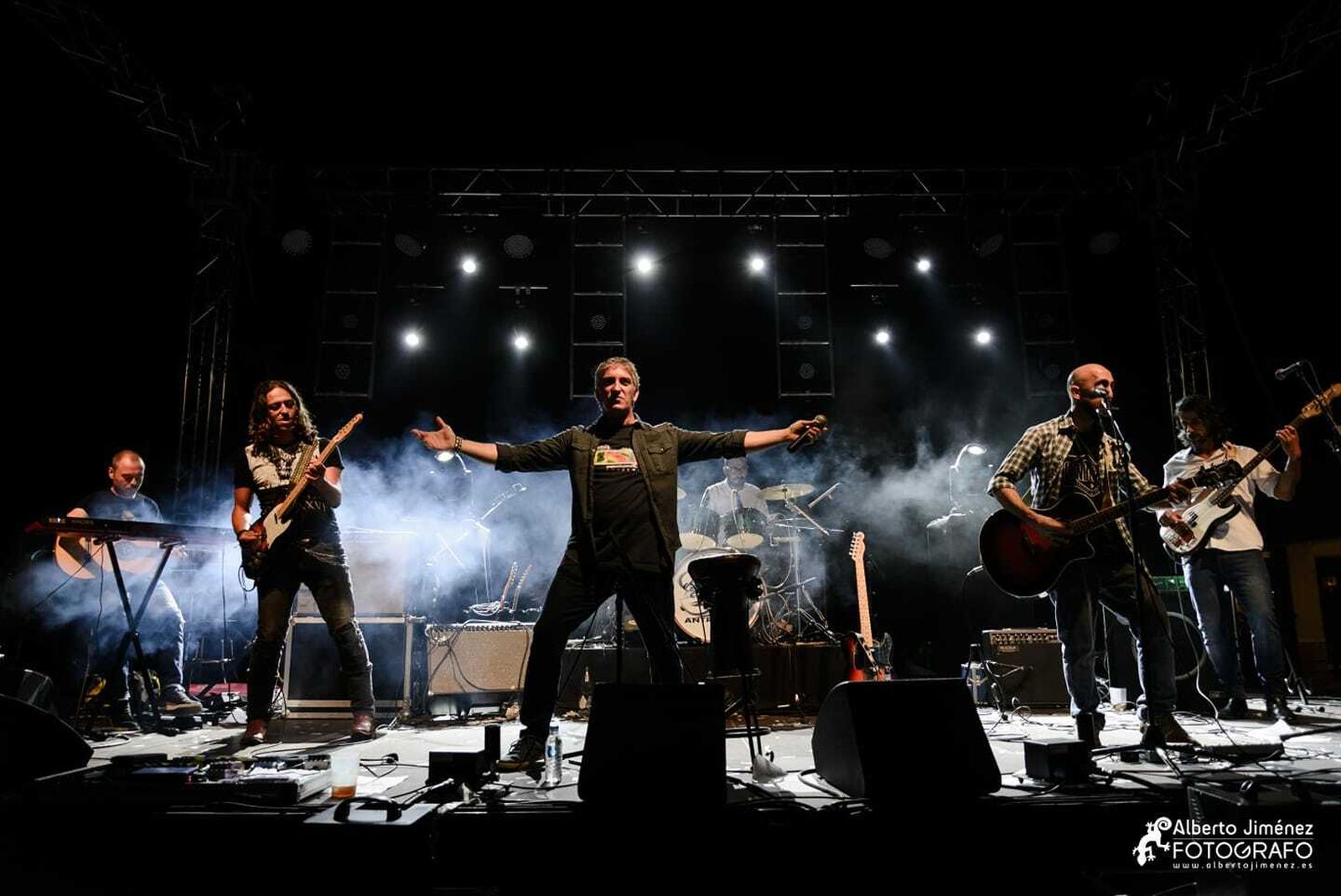 La Plaza Canterbury acogerá este viernes, 21 de junio, la actuación de 'Los hombres rana', un tributo a 'El último de la fila', a partir de las 23 horas. Asimismo, el sábado, 22 de juio, actuará 'La banda del pelícano', también a las 23 horas. Una noche en la que además habrá regalos y un toro mecánico.