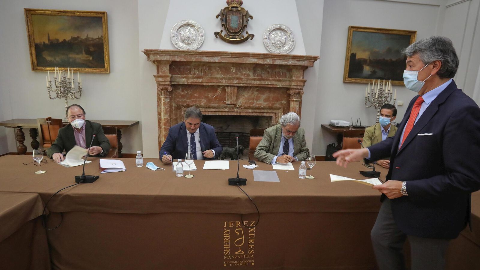Momento de la firma del acuerdo sectorial que pone fin a más de una década de debate marcado en los últimos tiempos por el enfrentamiento. Momento de la firma del acuerdo sectorial que pone fin a más de una década de debate marcado en los últimos tiempos por el enfrentamiento.