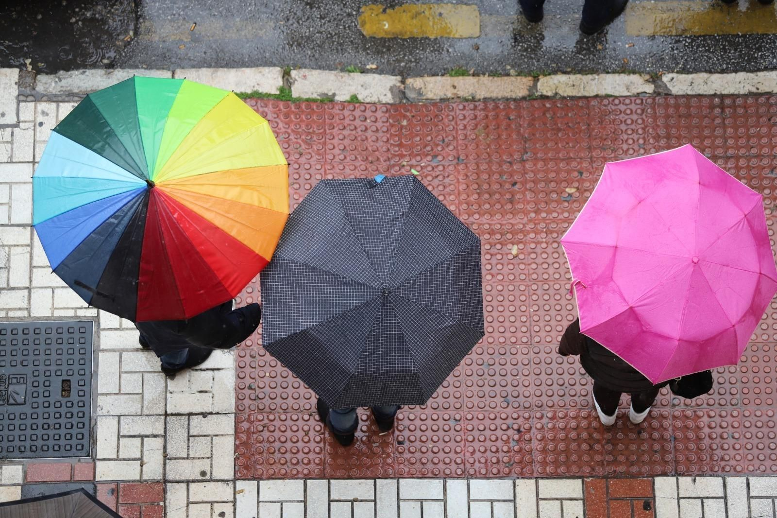 Varios peatones con paraguas por las lluvias en Málaga este viernes.