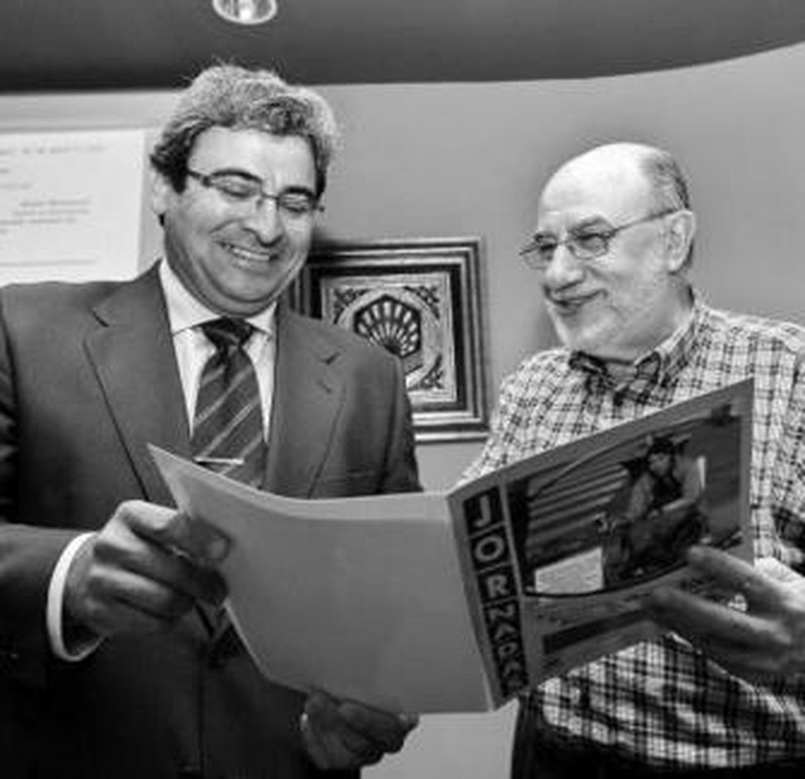Martín Seco (dcha.), antes de su conferencia.