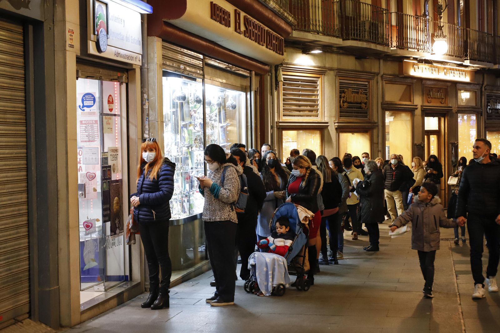 Lotería de Navidad en Granada: Colas y mucha ilusión para comprar el décimo de última hora