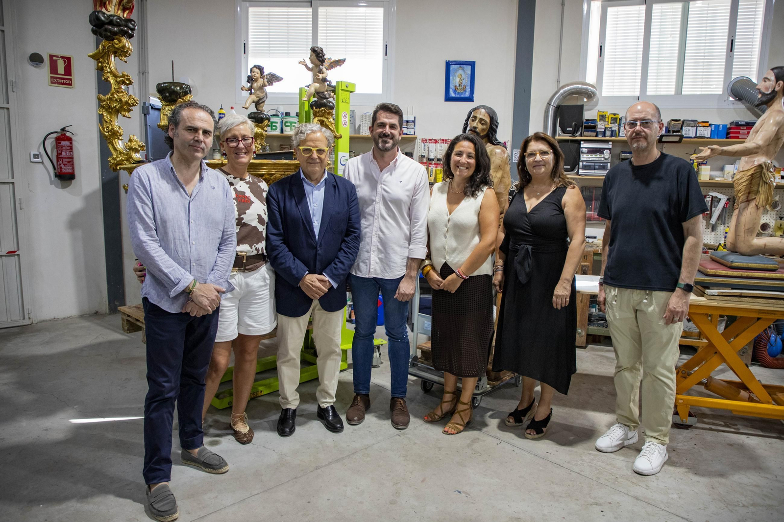 Visita de la Diputación de Córdoba al taller de Ana Infante en Luque, en el que se restauran varias imagenes cordobesas
